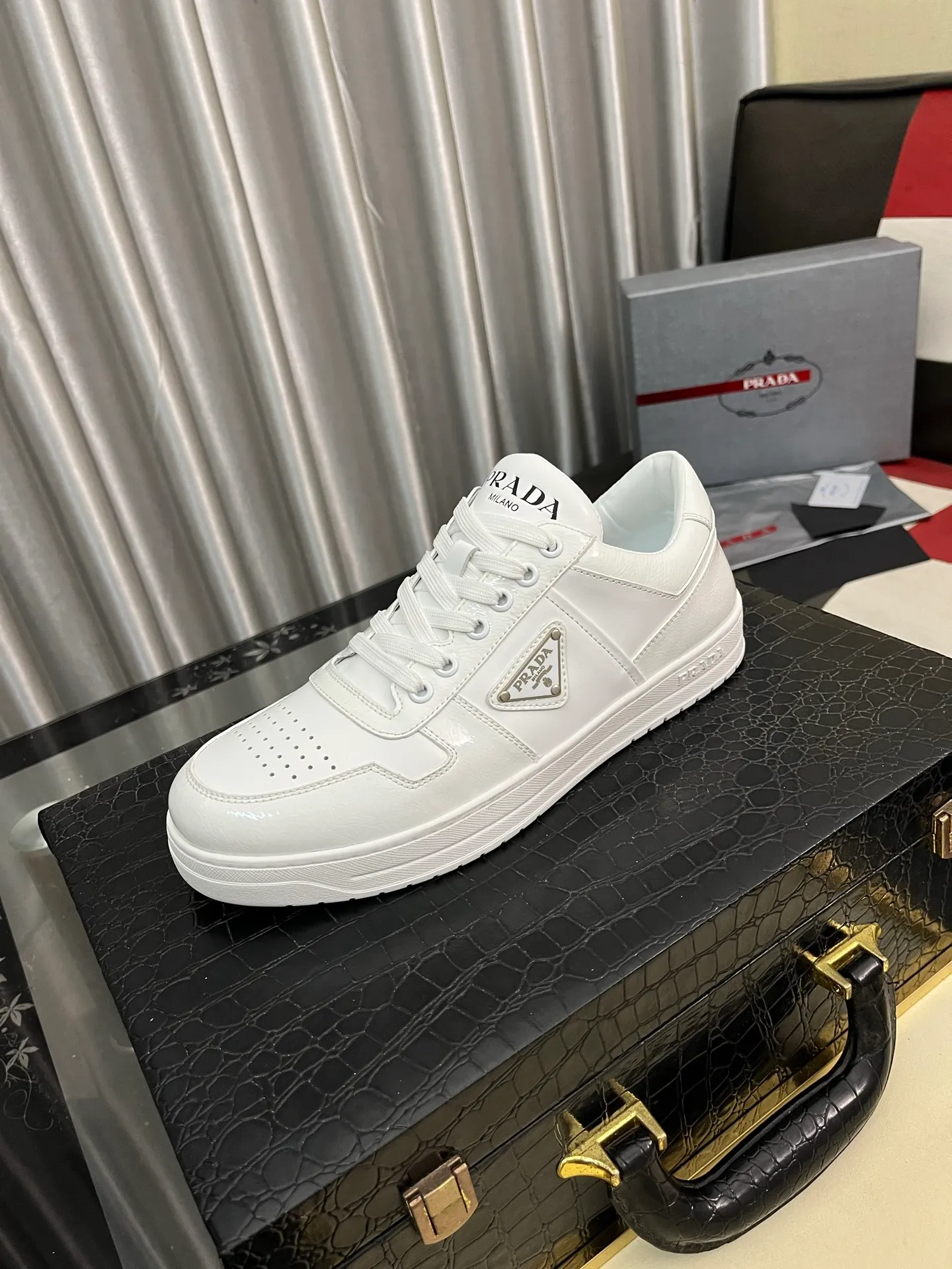 Men's shoes 💰560⌚️⌚️【PRADA】Prada - high-end quality original order 🔍🔍🔍 casual sports shoes - upper: 🔝 Nappa calfskin, brand high satin hollow canvas, shoe body sewn brand metal fasteners, tongue injection molded brand logo - lining: water-dyed cowhide - outsole: ultra-light TPU foam rubber; two-color molded outsole -Ultra-high quality control and fine workmanship: highlighted (high-end, extravagance, and class) -Size: 38-444️⃣colors available